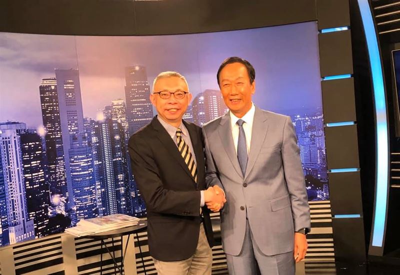 郭董從政「3缺」　他問：寄生2黨？