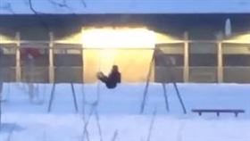 曾經在網路上瘋傳過一件洋裝的照片，許多網友對洋裝顏色是「藍黑」還是「白金」爭執不休。日前又有網友PO出一段男子盪鞦韆的影片，對於男子在影片中盪鞦韆的方向引起大家熱烈討論，甚至有網友做出圖解來分析，只不過這個「鞦韆之論」至今仍舊沒有一個結果。（圖／翻攝自抖音@ectupper）