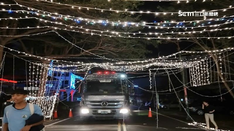 絕美耶誕燈海隧道　卡車誤闖一秒扯毀