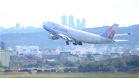 桃機觀景台　感受飛機近距離起降桃園國際機場第二航廈戶外觀景台亮相，民眾可以近距離觀賞飛機起降。中央社記者邱俊欽桃園機場攝　108年12月15日