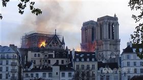 擁有850年歷史的巴黎著名地標聖母院4月15日慘遭烈焰吞噬，屋頂幾乎全毀，還有一座尖塔倒塌，法國歷史與文化珍寶面臨空前浩劫。（中央社檔案照片）