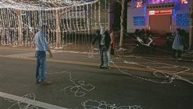 台東太麻里星光隧道急修復台東太麻里鄉公所以耶誕燈飾裝點道路，讓民眾稱為「星光隧道」，耶誕燈飾工程原本預計24日張貼限高及燈飾展示公告，不料完工不到24小時就遭毀壞，已派人員到現場處理並修復。（太麻里鄉公所提供）中央社記者李先鳳傳真　108年12月24日