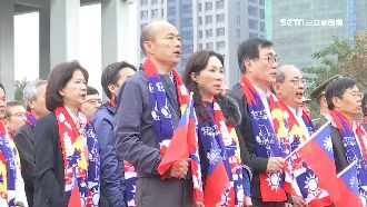 韓國瑜元旦升旗趕場　網：升旗變降旗