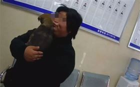 清潔工被狗絆倒！狗主人怒斥「向牠道歉+三鞠躬」…警傻眼（圖／翻攝自微博）