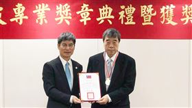 孔祥重獲頒一等科技獎章科技部長陳良基頒發（左）頒發一等科技專業獎章給中研院院士孔祥重（右），表彰孔祥重在台灣AI人才培育的貢獻。中央社記者吳柏緯攝  108年12月24日