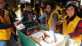 僑胞鮑潘曉黛創立的「幫幫忙基金會」21日與山麓聯合中心（Foothill Unity Center）合辦活動，發放物資給低收入家庭。中央社記者林宏翰洛杉磯攝　108年12月24日