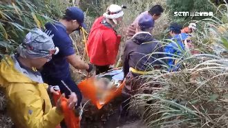 男摔坡骨折！搶救12小時徒步搬下山