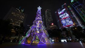 反送中陰霾未散 香港耶誕失去光彩香港今年耶誕節因為「反送中」陰霾籠罩，失去昔日光彩。圖為旅發局在中環樹立的聖誕樹，仍增添少許節日氛氛。（香港旅發局提供）   中央社記者張謙香港傳真　108年12月24日