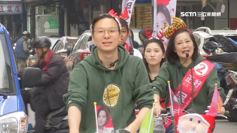 吳思瑤合體林飛帆　穿耶誕裝歡喜掃街
