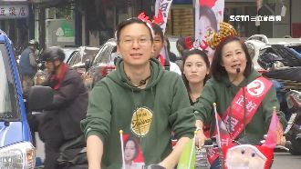 吳思瑤合體林飛帆　穿耶誕裝歡喜掃街