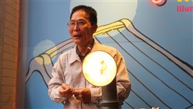 照亮老台灣特展　李國隆點亮電土燈迪化二0七博物館主辦「燈，照亮老台灣」特展，24日邀請文物收藏家李國隆點亮盛行於民國40年間的「電土燈」，他說，電土桶的內部結構分為上下層，上層裝水、下層裝電土，兩層間有橡皮墊片防止氣體外漏。中央社實習記者蕭惠敏攝  108年12月24日