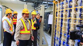 林佳龍視察台鐵成功追分段鐵路雙軌化新建工程交通部長林佳龍（前）24日到台中視察「台鐵成功追分段鐵路雙軌化新建工程計畫」，前往成功站的機電控制系統室。中央社記者蘇木春攝　108年12月24日