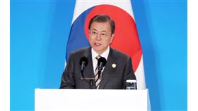 南韓總統文在寅24日表示，韓中日一致認為韓半島和平符合三國共同利益，並就共同促進北韓和美國早日重啟對話，推進半島非核化與和平進程取得實質性進展，達成共識。（韓聯社提供）