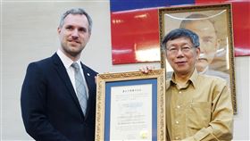 布拉格市長拜會柯文哲自稱「台灣迷」的捷克布拉格市長賀瑞普（Zdenek Hrib）（左）28日上午拜會台北市長柯文哲（右），並獲贈「榮譽市民狀」。中央社記者梁珮綺攝  108年3月28日