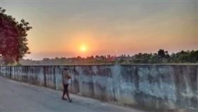 夕陽,拍照,靈異照片,無頭,斷頭,鬼影(圖/翻攝自Nicha Cha Cha Nirasawong臉書)