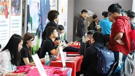 台科大產學媒合暨校園徵才活動國立台灣科技大學24日舉行產學媒合暨校園徵才活動，共吸引19家科技公司參與，企業在現場設攤徵才，延攬優秀技術人才。（台科大提供）中央社記者許秩維傳真　108年12月24日