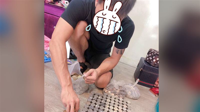 埋頭算上萬私房錢！他轉身見這幕崩潰