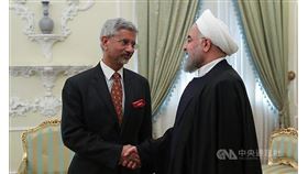 印度外交部長蘇杰生（左）23日在德黑蘭與伊朗總統羅哈尼會面，雙方同意加快查巴哈港連接薩赫丹市鐵路的發展，促進區域貿易。（取自蘇杰生推特）中央社記者康世人新德里傳真 108年12月24日