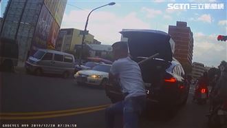 騎士嗆這句惹怒他！BMW男砸斷球棒