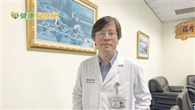 彰化基督教醫院腎臟內科邱炳芳主任指出，腹膜透析是經由肚子裡放藥水，經由腹膜過濾水分及毒素，有人說它是身體的第三顆腎臟，也因此，水分跟飲食的限制相對於血液透析還要少一些。