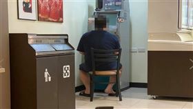 提款機,ATM,超商,霸佔,電動,機台　圖／翻攝爆怨公社