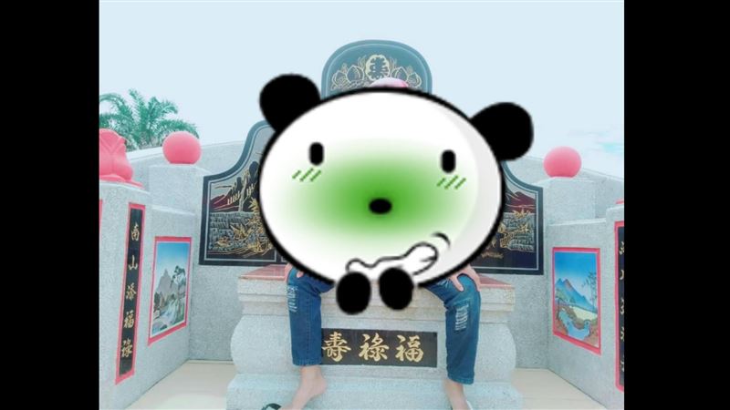 外國女坐墳墓拍照換頭貼　網友全怒了