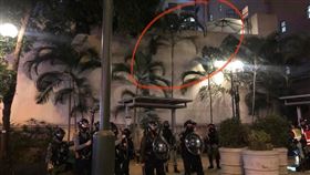 16歲少年墜樓！6救護員衝上　港警竟噴胡椒阻：他不用救（圖／翻攝自SocREC 社會記錄頻道臉書）