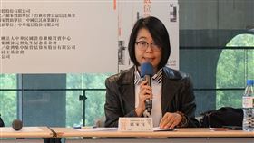 第17屆卓越新聞獎入選作品公布記者會卓越新聞獎基金會30日在台北中山公民會館舉行記者會，由中央研究院社會學研究所特聘研究員、卓新獎基金會前董事長蕭新煌（左）揭曉「2018新聞志業特殊貢獻獎得主」，並由卓新獎基金會執行長邱家宜（右）公布「第17屆卓越新聞獎」各獎項入選作品名單。中央社記者江佩凌攝  107年10月30日