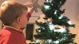 媽媽寵孩子，聖誕樹下堆滿上百件禮物。（圖／翻攝Emma Tapping IG）