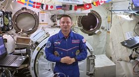 北美防空司令部（NORAD）數十年來提供耶誕老人最新行蹤，2019年美國太空人首度參與協助提供訊息。圖為美國太空人摩根報告耶誕老人位置。（圖取自NORAD Tracks Santa YouTube網頁youtube.com）