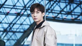  炎亞綸24日飛抵北京機場時，粉絲跟代拍業者推擠，撞倒路人，炎亞綸發文道歉。微博