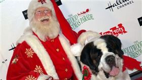 現代人視寵物如孩子，越來越多人帶著寵物來跟耶誕老人合影，接觸這些寵物也逐漸成為耶誕老人的「工作」項目。（圖取自國家耶誕老人網頁nationalsanta.com）