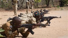 紐約時報報導，美國五角大廈正考慮讓美軍從西非撤離，也將結束對法國在馬利、尼日和布吉納法索軍事行動的支援。圖為布吉納法索特種部隊。（圖取自facebook.com/AFRICOM）