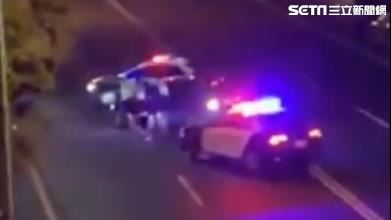 兩車四警包抄拒檢車　結局超冏網酸翻