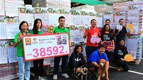 耶誕送暖　寵物用品業者募集罐頭捐贈台中市一家寵物水族用品業者共計募集近4萬個貓狗罐頭，24日舉辦捐贈記者會，會中由台灣同伴動物扶助協會與台灣動物緊急救援小組代表受贈，罐頭將在耶誕節當天配送。中央社記者蘇木春攝　108年12月24日