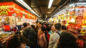 南門市場改建前辦年貨（1）台北市南門市場改建前最後一次辦年貨，3日上午不少民眾前來採買年節商品，市場內湧入大批人潮。中央社記者謝佳璋攝　108年2月3日