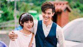 吳承洋在客台戲劇《四分之3》中飾演高富帥財經專家，和特蕾沙飾演情侶（圖／客家電視提供）