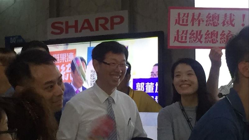 爽翻！鴻海發耶誕禮　每員工分紅百萬