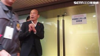 韓國瑜政見會又遲到　竟伸手摸記者頭