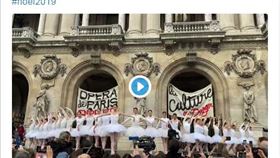 耶誕節前夕，法國巴黎歌劇院40多位芭蕾舞者在廣場上獻舞，表達對退休制度改革的抗議。（youtube截圖）