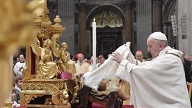 教宗方濟各（Pope Francis）25日率領全球13億羅馬天主教徒慶祝耶穌誕生，這是83歲的方濟各任教宗以來的第7次平安夜子夜彌撒。（圖取自方濟各IG網頁instagram.com/franciscus）