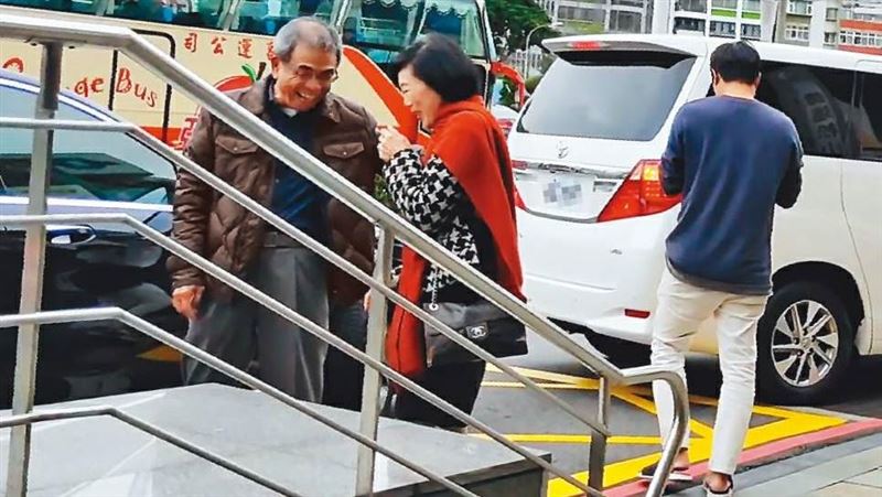 富豪偷情爽5天！返台正宮開心接機…