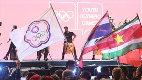 青奧閉幕　李孟恩掌旗（2）為期12天的青年奧運會18日（當地時間）落幕，「派對」的同歡概念依舊是閉幕式主軸，中華代表團由跆拳道銀牌好手李孟恩（中）掌旗。中央社記者張新偉布宜諾斯艾利斯攝　107年10月19日