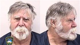 美國科羅拉多州一名蓄白鬍的男子奧立佛（圖）因涉嫌搶劫銀行被拘留。目擊者說，奧立佛當時步出銀行，從袋裡把錢往外扔，然後大吼「耶誕快樂」。（圖取自twitter.com/CSPDPIO）