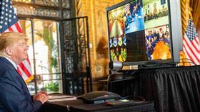 美國總統川普（左）在平安夜與駐軍談話，提及曾於好萊塢電影「小鬼當家2」客串演出的往事。（圖取自facebook.com/WhiteHouse）