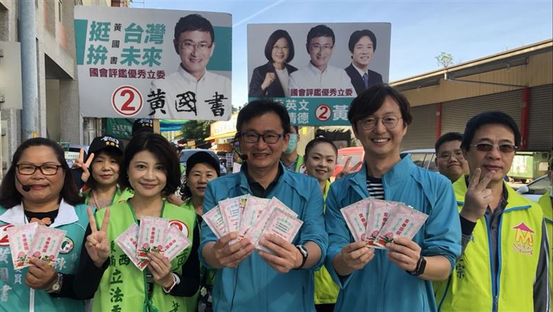 不容抹黑！黃國書掃街　送面膜表清白