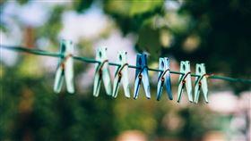 「爆怨公社」女網友抱怨，自己曬的衣服被臭男生合起來、夾起來。（圖／翻攝自Pixabay）