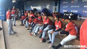 ▲雅加達隊球員專心聽教練訓話（圖／記者黃泓哲攝影）