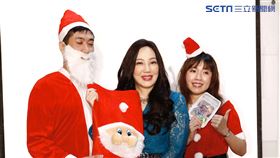 「神明代言人」魔法老師沈嶸，今（19日）帶著多名徒弟與學員，到公益團體紅心字會老人中心舉辦聖誕關懷活動。圖／記者林聖凱攝影