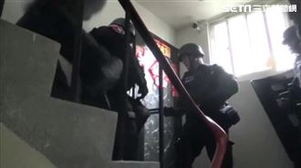 台南警三重查緝！毒蟲躲雨衣仍遭逮